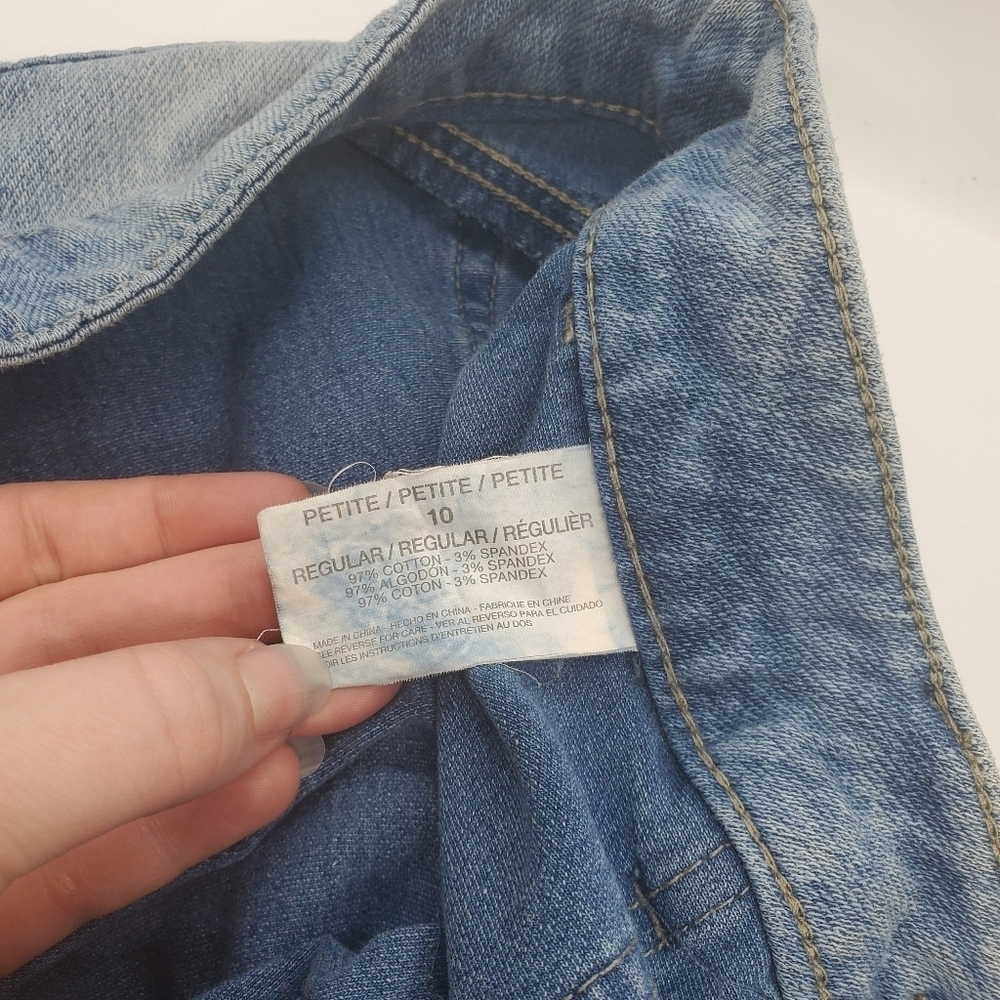 Code Bleu Maya Light Wash Mid-Rise Straight Capris Jeans - Picture 5 of 6